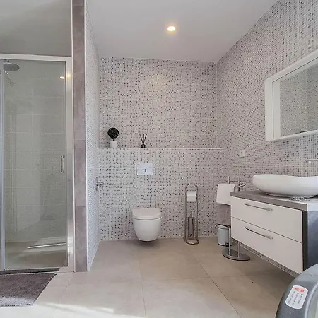 Modernes Studio-apartment Mit Whirlpoolbadewanne, Terrasse, Privatparkplatz * Umag