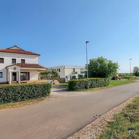 Modernes Studio-apartment Mit Whirlpoolbadewanne, Terrasse, Privatparkplatz Umag