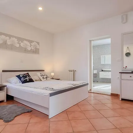 Modernes Studio-apartment Mit Whirlpoolbadewanne, Terrasse, Privatparkplatz * Umag
