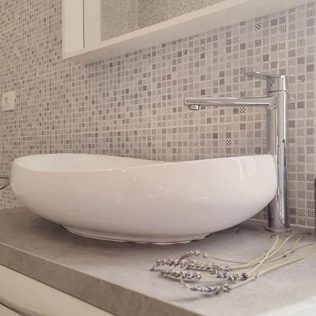 Modernes Studio-apartment Mit Whirlpoolbadewanne, Terrasse, Privatparkplatz * Umag
