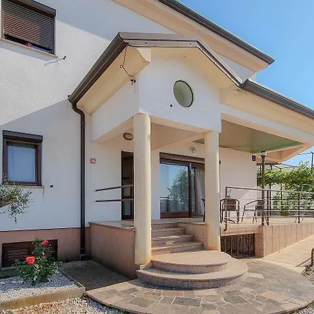 Modernes Studio-apartment Mit Whirlpoolbadewanne, Terrasse, Privatparkplatz