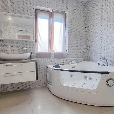 Modernes Studio-apartment Mit Whirlpoolbadewanne, Terrasse, Privatparkplatz * Umag