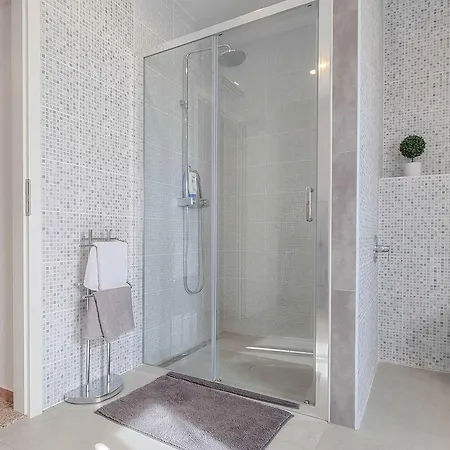 Modernes Studio-apartment Mit Whirlpoolbadewanne, Terrasse, Privatparkplatz