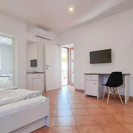 Appartement Modernes Studio-apartment Mit Whirlpoolbadewanne, Terrasse, Privatparkplatz