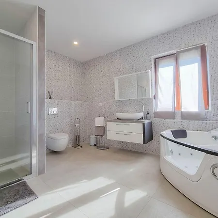 Modernes Studio-apartment Mit Whirlpoolbadewanne, Terrasse, Privatparkplatz Appartement Umag