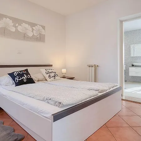 Modernes Studio-apartment Mit Whirlpoolbadewanne, Terrasse, Privatparkplatz *